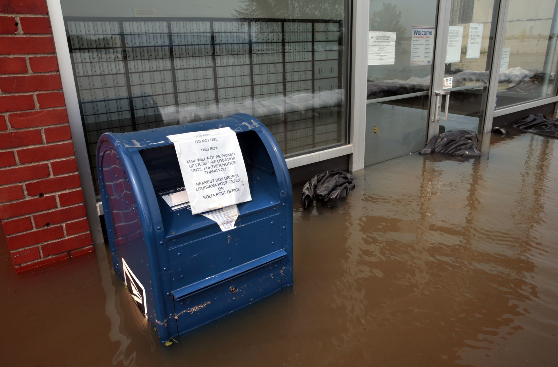 Mississippi River hovers near record level in Clarksville